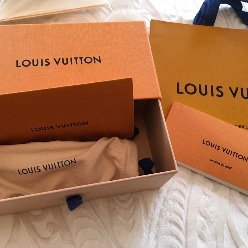 Louis Vuitton Authentic PilotGold Frame Brown Lens Sunglasses with Chain Temples - Picture 11 of 16